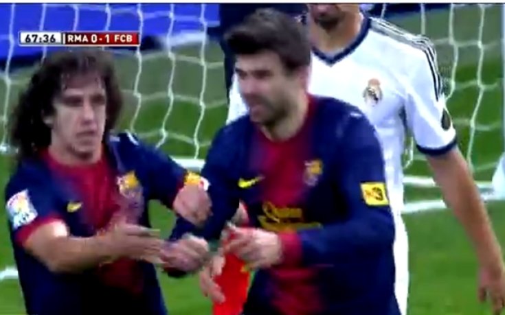 ВИДЕО: Пике откри запалка на терена, Пуйол я отстрани