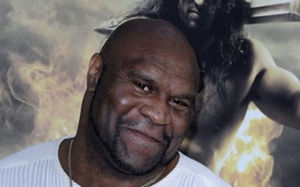 ВИДЕО: 150-килограмова машина трепери пред полугола сервитьорка