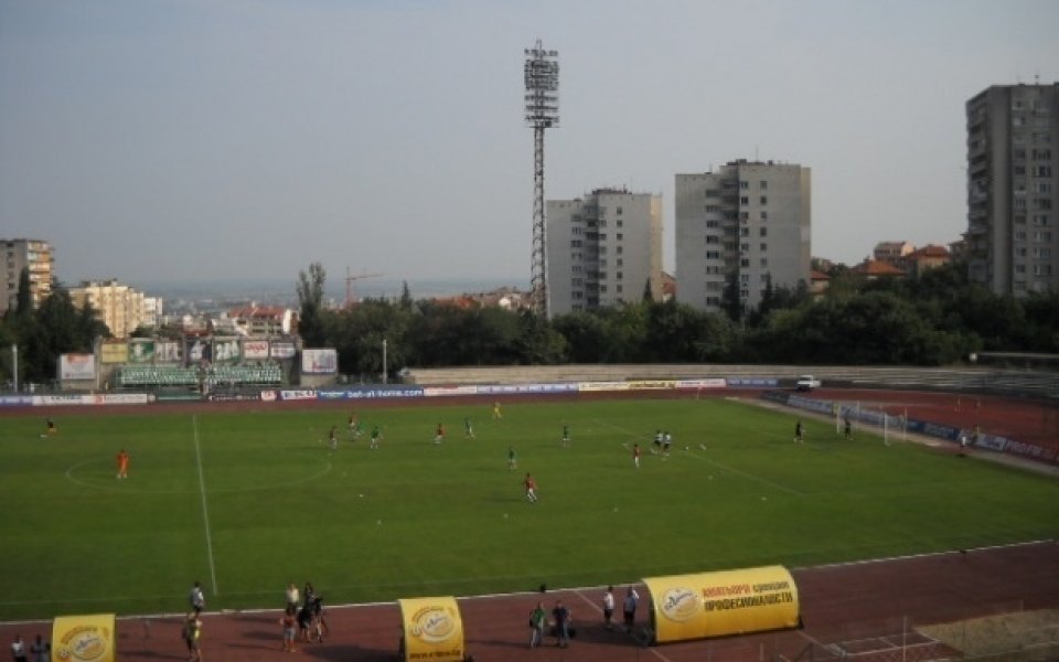 Правят първа копка на пистата на стадион 