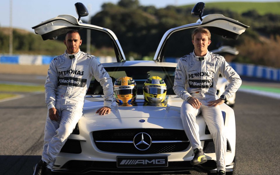 СНИМКИ: Люис Хамилтън представи новия болид на Мерцедес