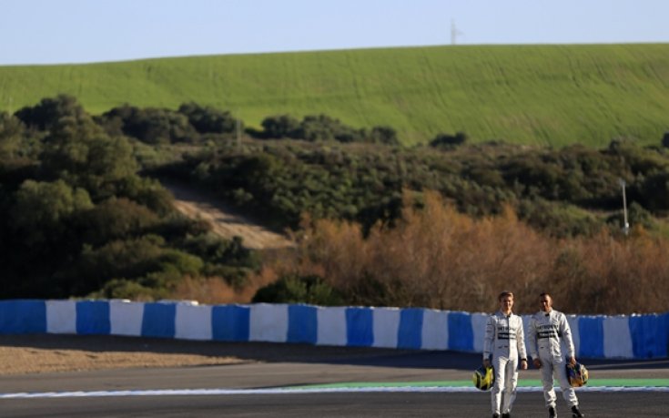 СНИМКИ: Люис Хамилтън представи новия болид на Мерцедес