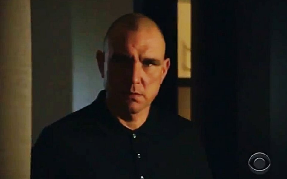 ВИДЕО: Вини Джоунс точи кръв като хладнокръвен убиец в нов сериал