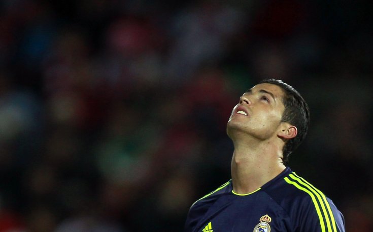 ВИДЕО: Провокатор посрещна Роналдо със скандирания „Меси, Меси“