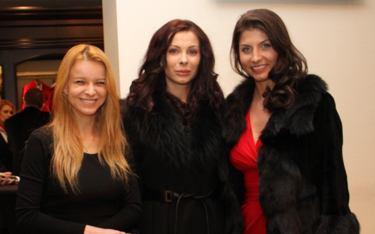 СНИМКИ: Антон Генов и Вальо Михов се заинтригуваха от плат със златни нишки