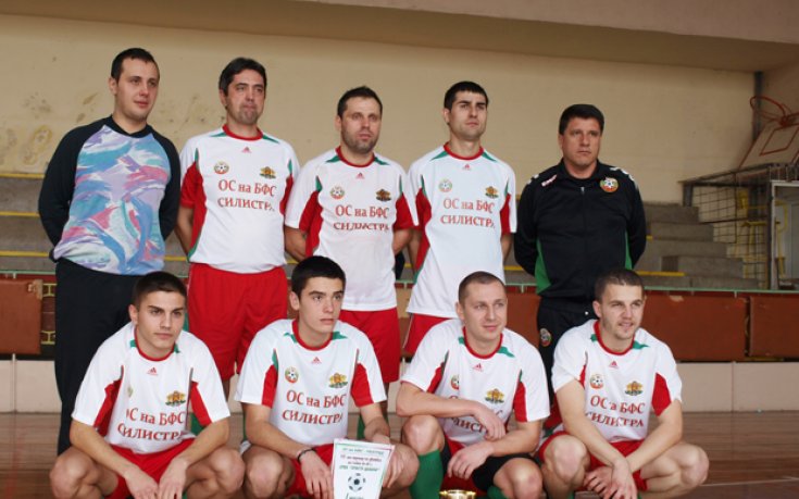 Реферите от Силистра  с купа от футболен турнир