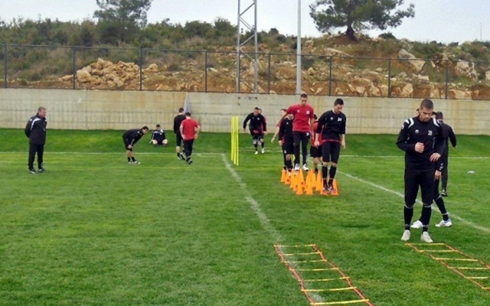 Дъждът промени плановете на Локо Пд