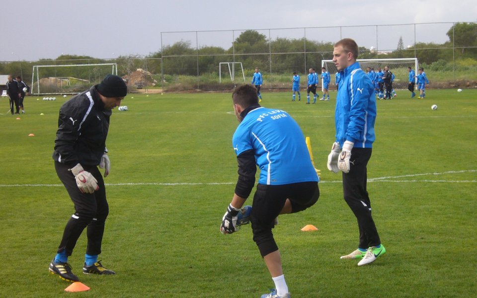 Левски остана с двама вратари и един близнак