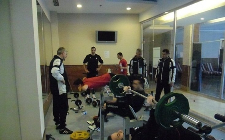 СНИМКИ: Проливен дъжд измести сутрешната тренировка на Локо Пд във фитнеса