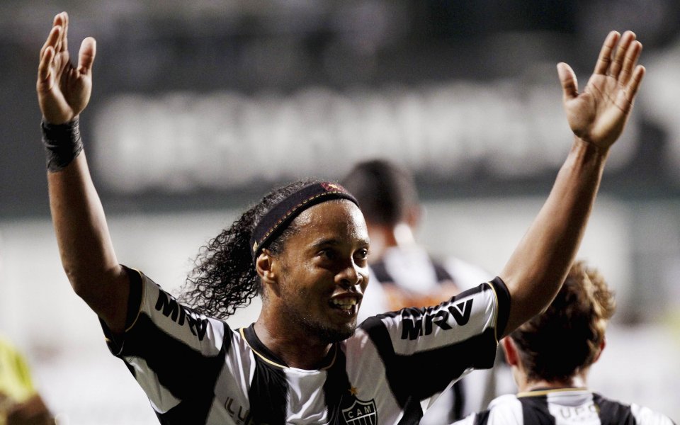 ВИДЕО: Роналдиньо пи от бутилката на вратар, и веднага му изработи гол