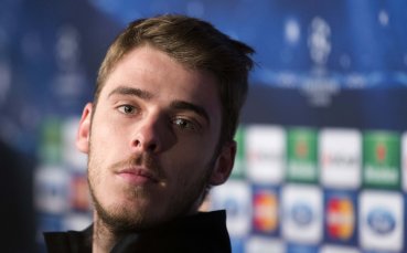 Майкъл Карик потупа Де Хеа по рамото