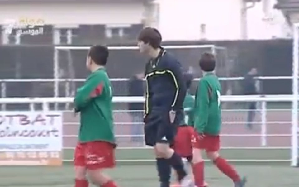 ВИДЕО: Вижте най-мързеливия рефер в историята на футбола