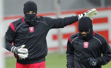 Ники Михайлов спаси Твенте от разгром срещу Аякс