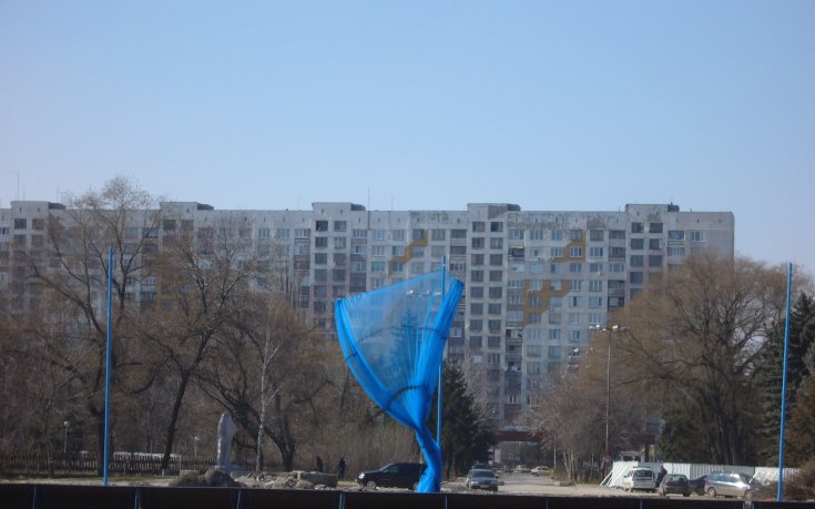 СНИМКИ: На Герена слагат сини предпазни мрежи и чакат лиценз за стадиона