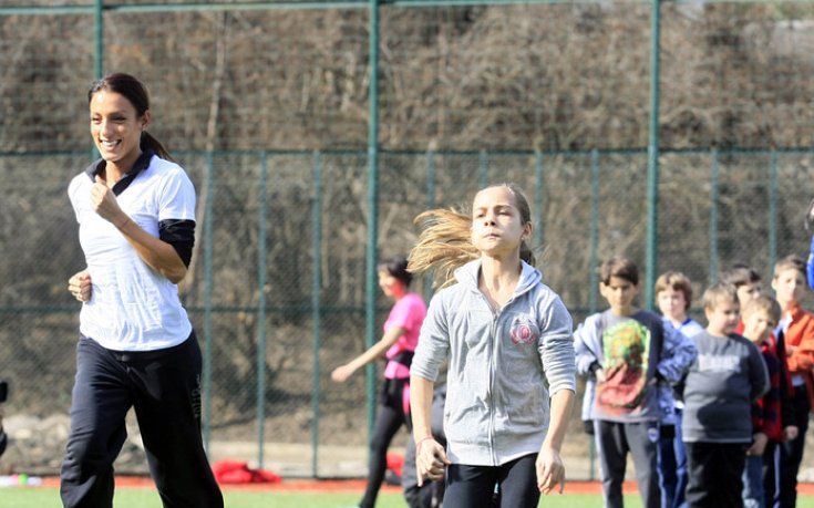 СНИМКИ: Ивет Лалова зарадва стотици деца с открита тренировка