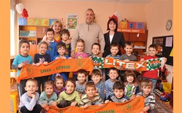 Стоичков зарадва хлапета, Литекс с фенклуб в детска градина