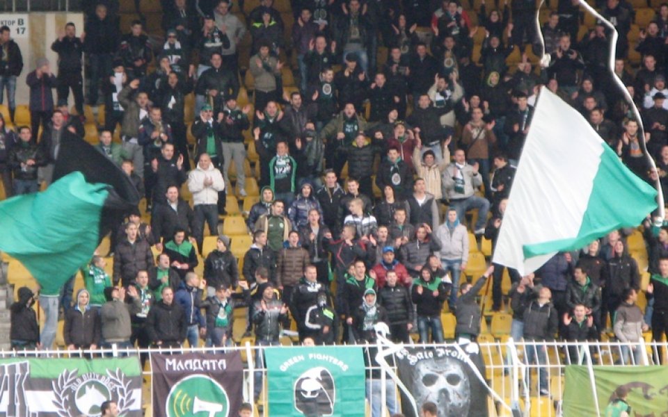 Феновете на Нефтохимик на опашка за билети