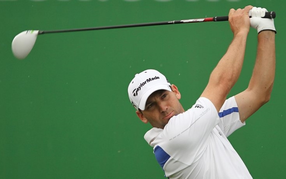 ВИДЕО: Голфър се покатери по дърво за удар