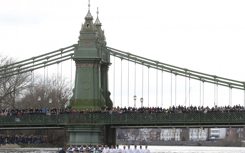 Оксфорд би Кеймбридж в легендарната гонка в Темза