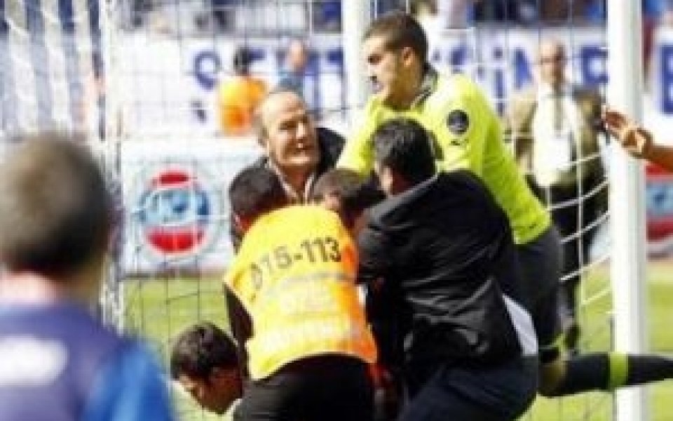 ВИДЕО: Вратарят на Бурсаспор полудя и преби фен до аут линията