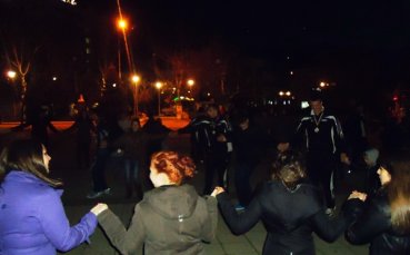 СНИМКИ: Шампионите поведоха хорото на площада