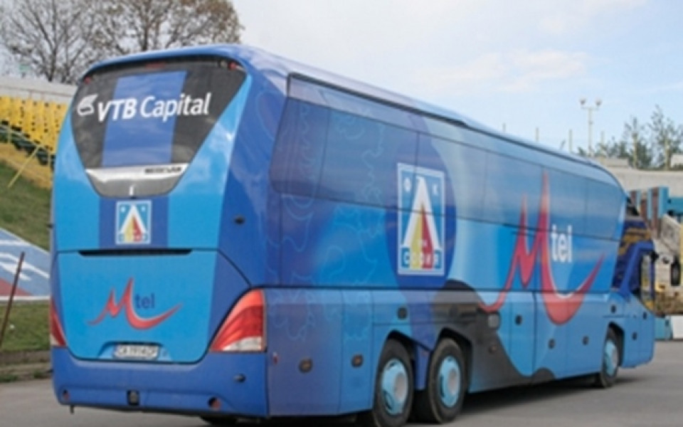 Фенове спряха автобуса на Левски по пътя, поискаха обяснение от отбора