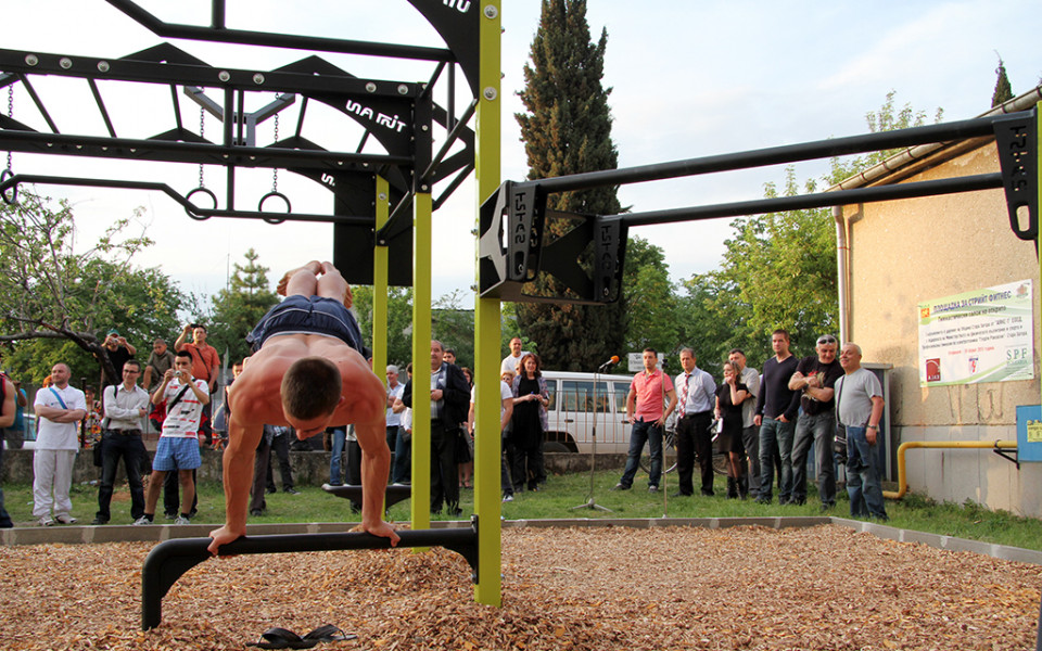 СНИМКИ: Йордан Йовчев изпробва площадка за стрийт фитнес