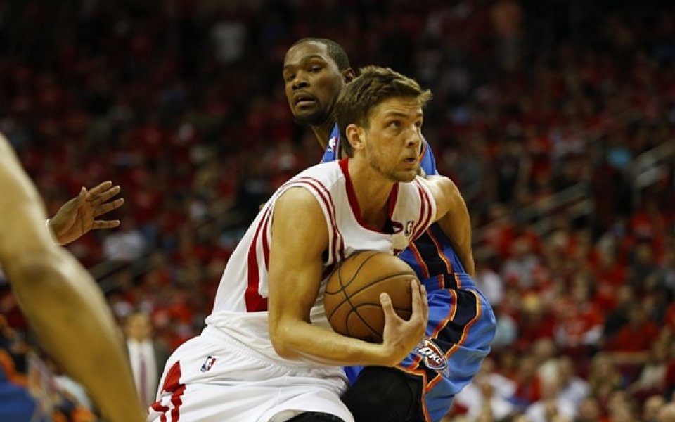 Хюстън остава в играта след успех над Оклахома Сити