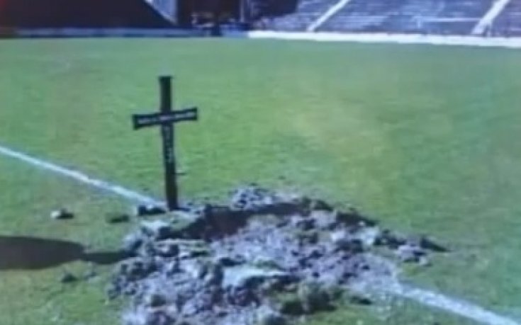 ВИДЕО: Фенове изкопаха гроб насред терена, искат във втора лига
