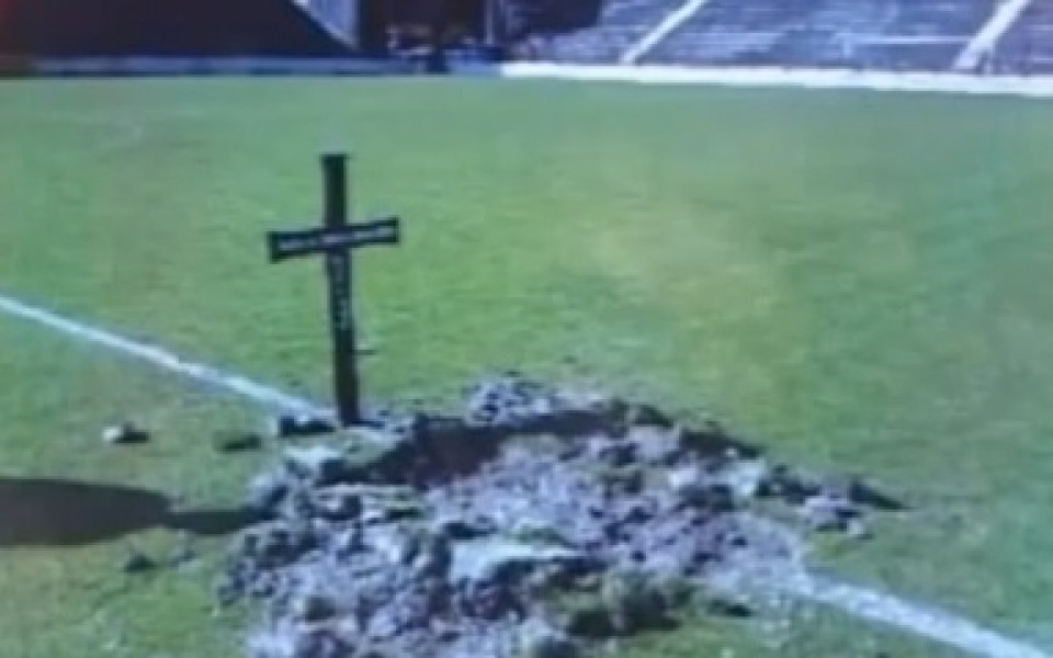 ВИДЕО: Фенове изкопаха гроб насред терена, искат във втора лига