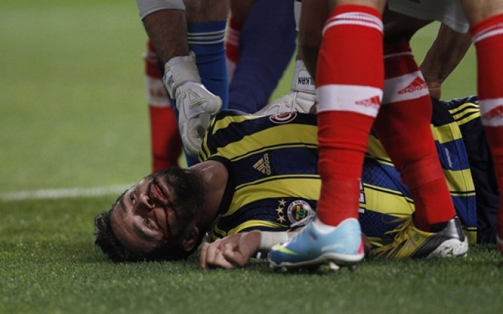 ВИДЕО: Кошмарна нощ за Фенербахче  Гьонюл обаче е добре в болницата