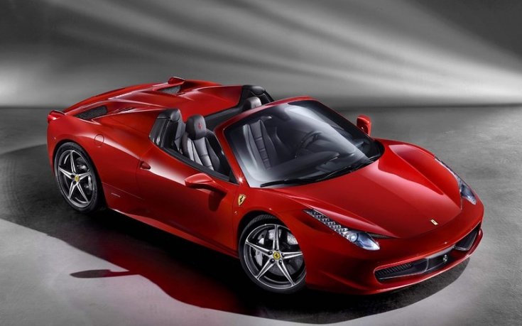 Балотели се утеши с новичко Ферари след раздялата с Фани