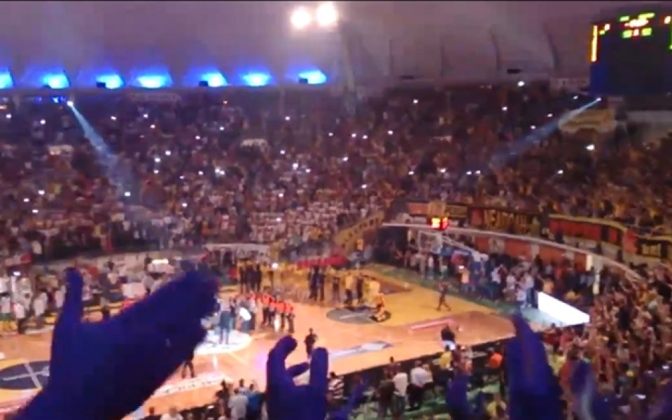 ВИДЕО: Хиляди скандираха „Ти си Бог“ за легендата Никос Галис