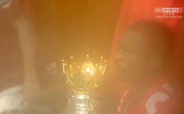 ВИДЕО: Кадри от съблекалнята на Юнайтед с трофея