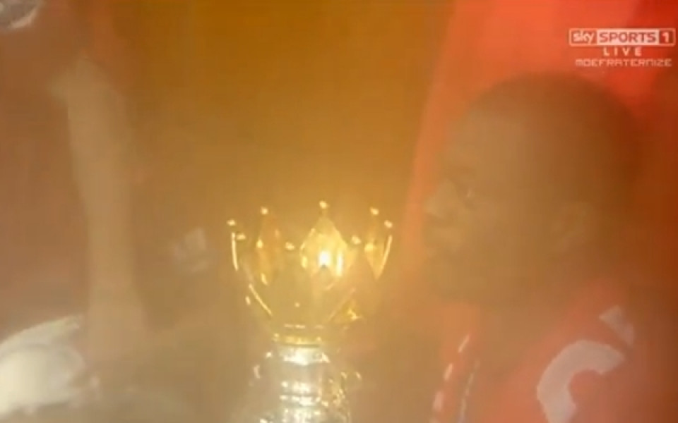 ВИДЕО: Кадри от съблекалнята на Юнайтед с трофея