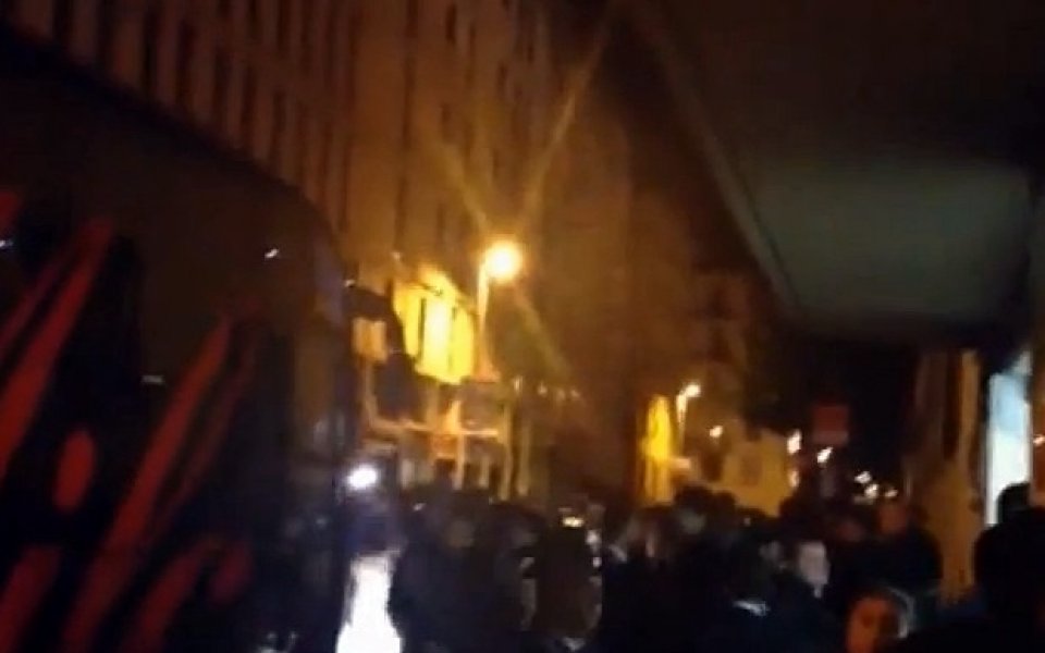 ВИДЕО: Нападнаха автобуса на Милан във Флоренция с викове 