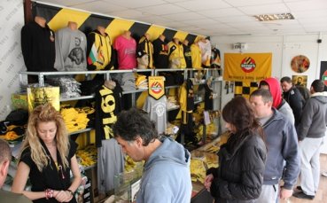 Фен-магазинът на Ботев Пд ще работи извънредно заради Deep Purple