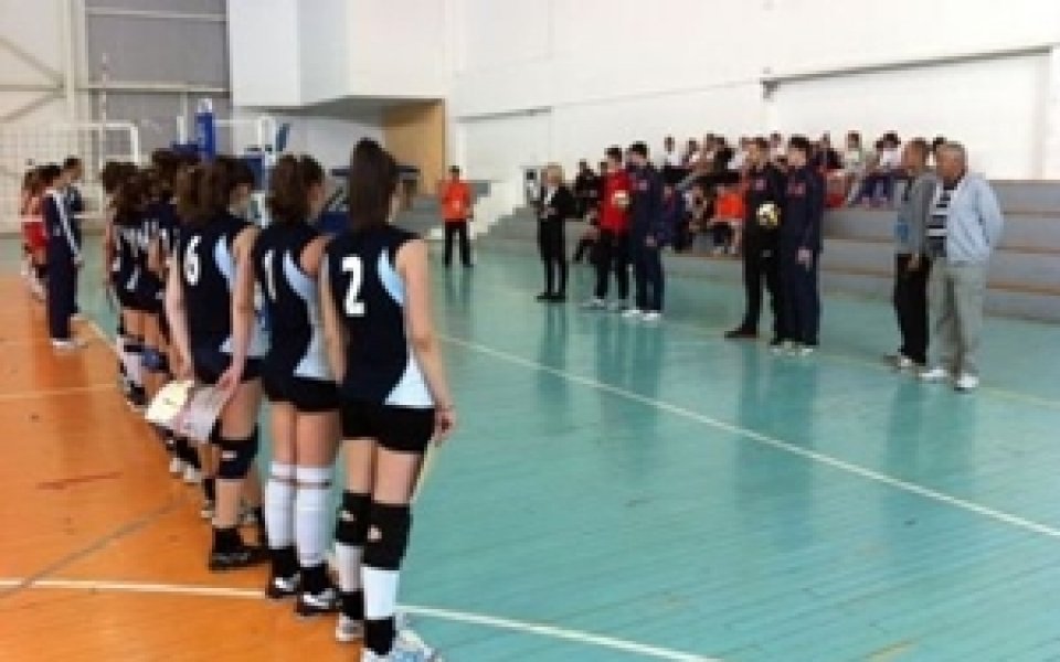 Волейболните национали зарадваха ученически отбори