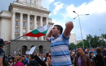 Нови протести в страната въпреки оттеглянето на Пеевски