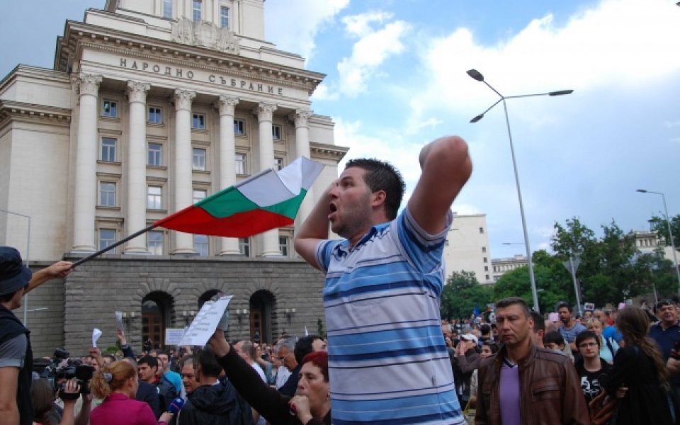 Нови протести в страната въпреки оттеглянето на Пеевски