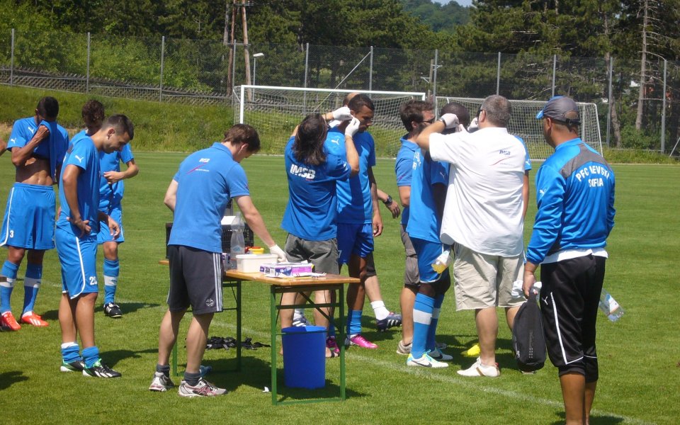 СНИМКА: Точат кръв от Левски