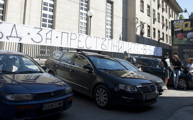 СНИМКИ: Феновете на ЦСКА опънаха транспарант пред съда