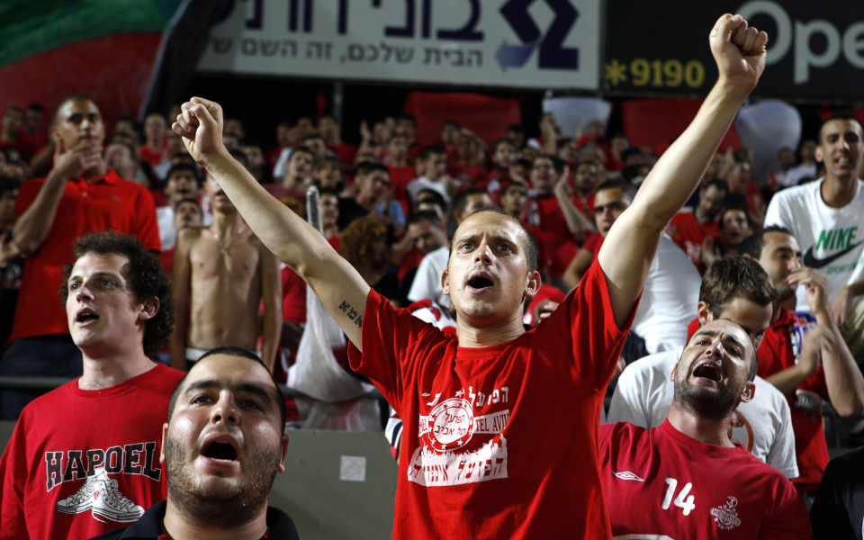 Фенове на Апоел Тел Авив нападнаха играчите на тима