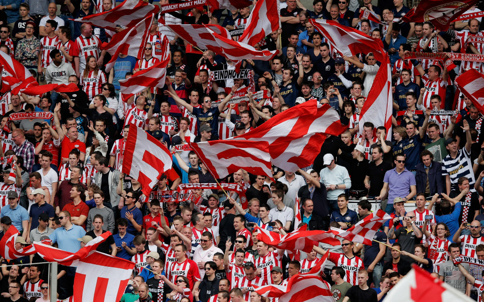 ВИДЕО: Шефче – малък фен дирижира агитката на ПСВ