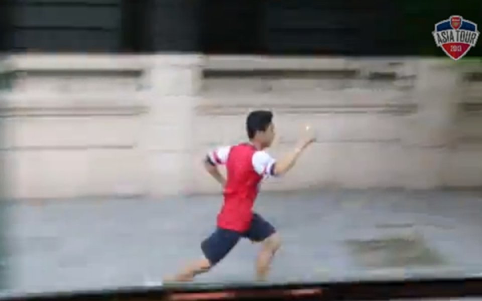 ВИДЕО: Бягащият мъж в преследване на Арсенал