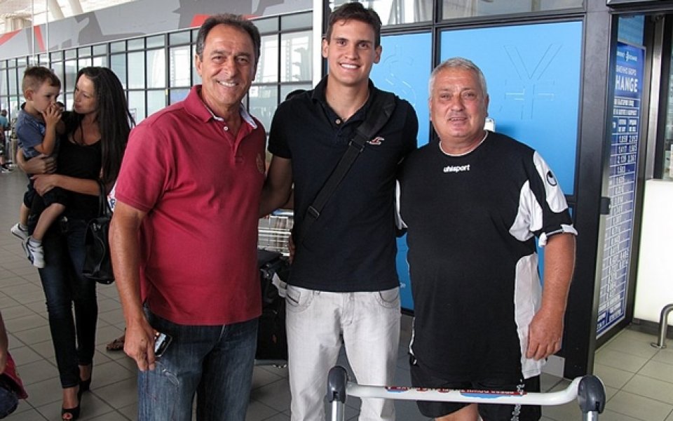СНИМКИ: Бразилецът Флавио Паулино пристигна, ще бъде на тренировката на Локо Пд