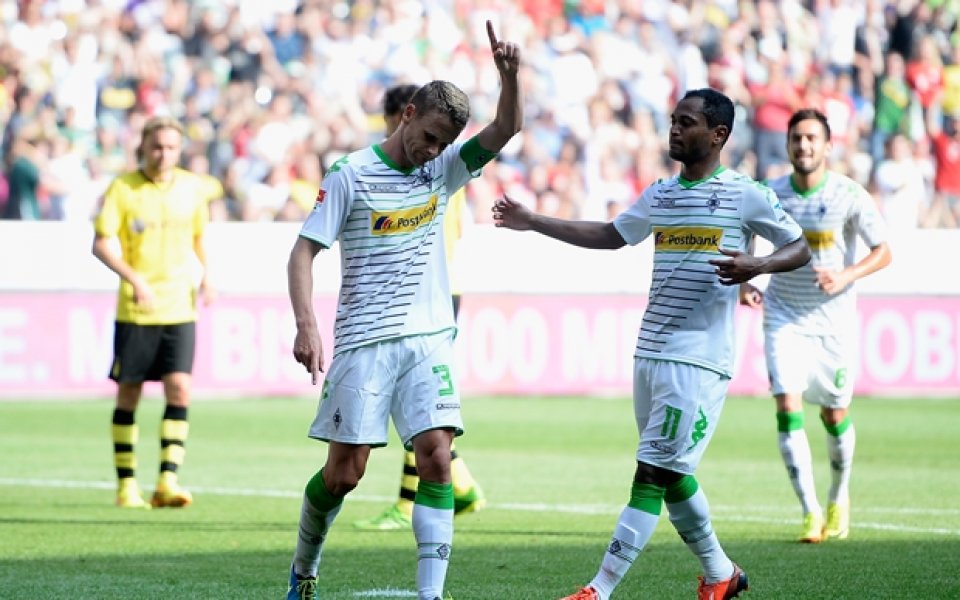 Гладбах победи Дортмунд в 60-минутен мач заради глупост на Вайденфелер