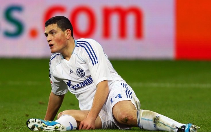 В Шалке готови да изслушат Ливърпул за най-добрия си бранител