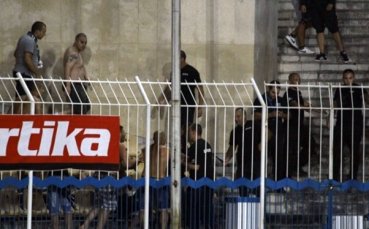 Сурови наказания за Нефтохимик и Локо Пловдив заради екшъна на „Лазур“