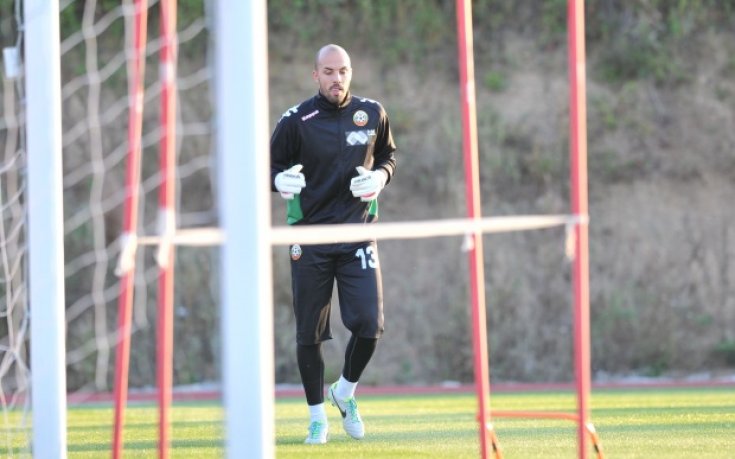 Михайлов с оплаквания в лявото коляно