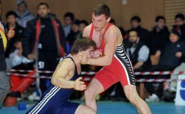 Александър Костадинов започва с молдовец, Елина Васева - с рускиня